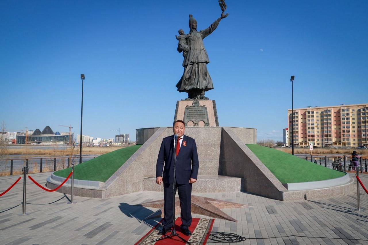 В Якутске в сквере Матери прошла церемония возложения цветов В Якутске в сквере Матери прошла церемония возложения цветов