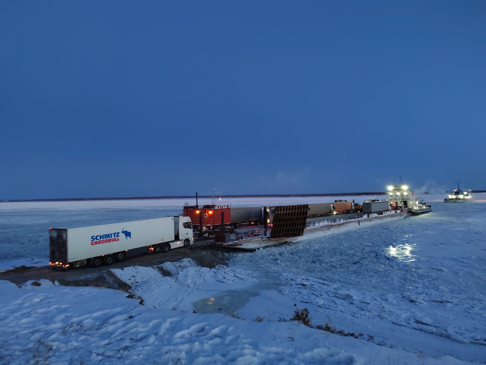 Завершаются грузоперевозки через реку Лена