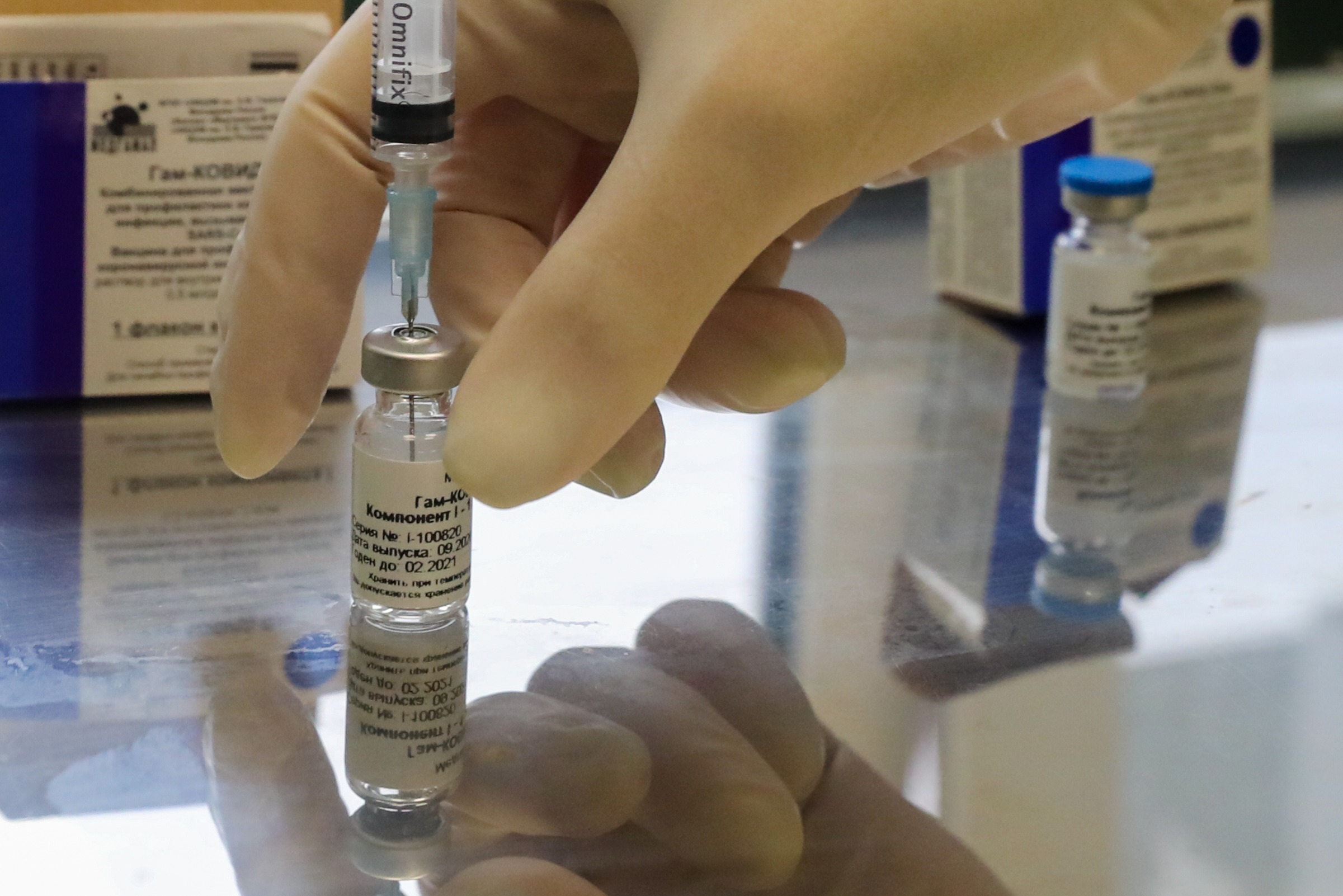 Как приготовить вакцину коронавируса. Вакцина против Covid-19. Прививка от коронавируса. Вакцина фото. Американская вакцина от коронавируса.