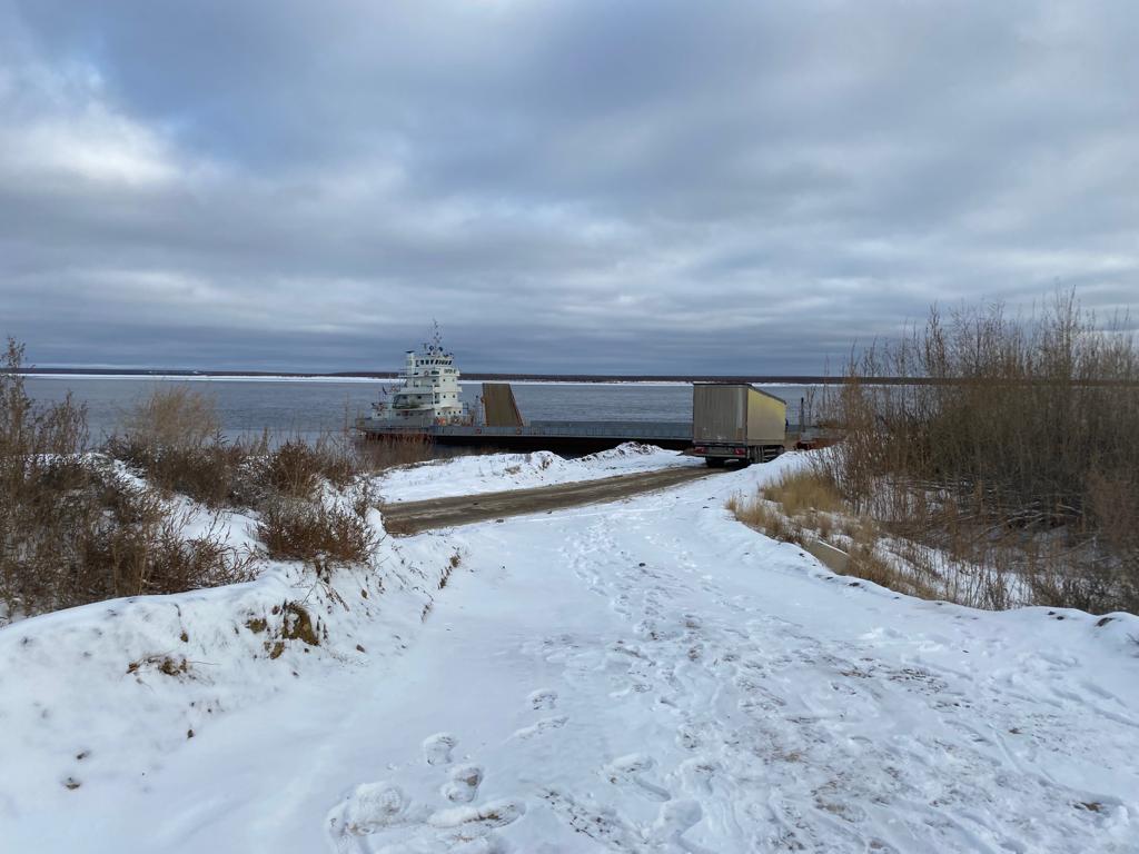 Паром якутск бестях. Переправа Якутск. Бестях Якутия. Нижний Бестях Якутск. Паромная переправа Якутск Нижний Бестях.