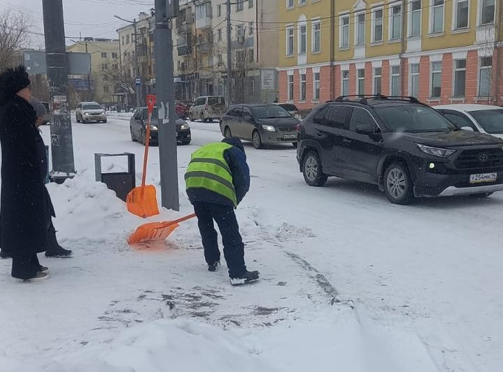 В Якутске усилили уборку улиц и тротуаров после снегопада В Якутске усилили уборку улиц и тротуаров после снегопада
