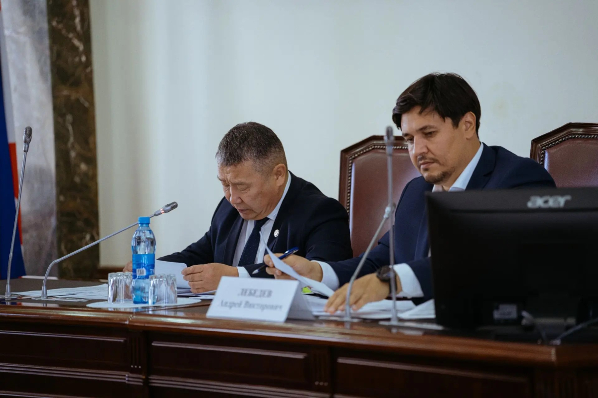 Дмитрий Садовников поручил обеспечить подачу тепла во все жилые дома Якутска ко Дню города