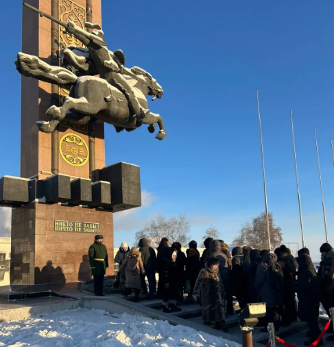 В Якутске возложили цветы к монументу «Воинам-победителям» в День неизвестного солдата