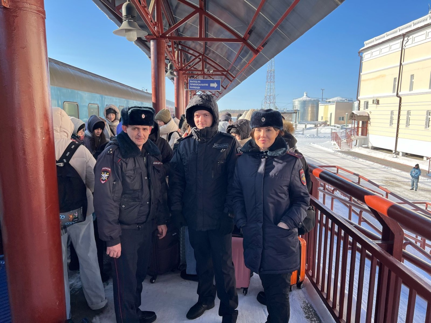 Поезд с детьми от станции Нерюнгри-Пассажирская до Якутска сопроводили транспортные полицейские Поезд с детьми от станции Нерюнгри-Пассажирская до Якутска сопроводили транспортные полицейские