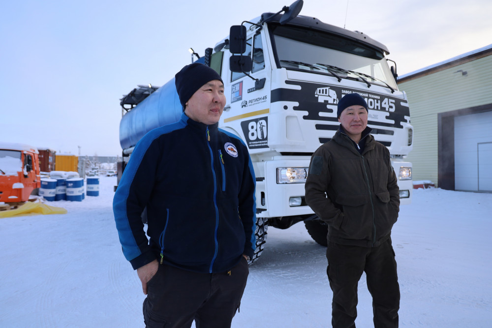 «Дороги Арктики»: новейший водовоз на базе КамАЗ отправился в Батагай Верхоянского улуса