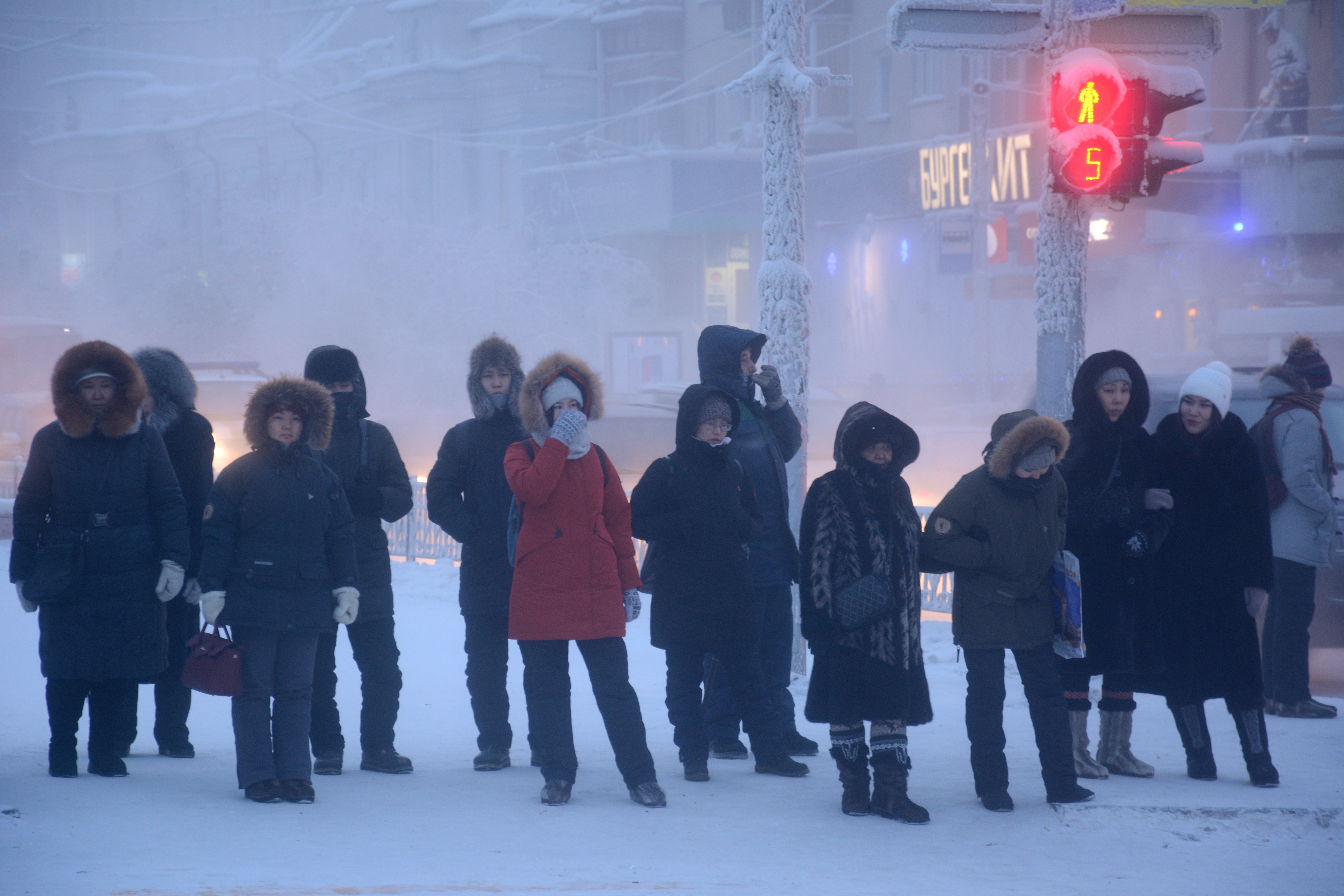 Сильные морозы в якутске. Морозы в Якутии. Якутия люди зимой. Якутск зимой. Якутск Мороз.