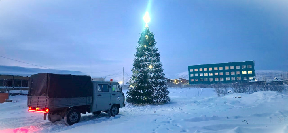 Арктические дорожники установили новогоднюю елку в Усть-Куйге