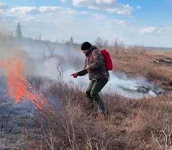 Огнеборцы продолжают тушить лесной пожар в Верхоянье Огнеборцы продолжают тушить лесной пожар в Верхоянье