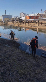 В Якутске продолжаются работы по очистке берегов водных объектов
