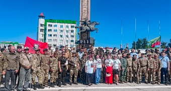 В Якутске возложили цветы к памятнику ветеранам боевых действий