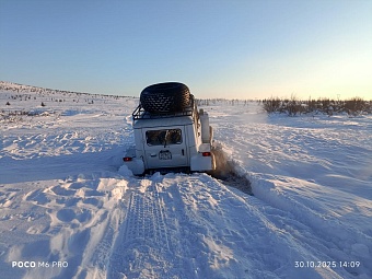 Толщи снега препятствуют замерзанию водоемов на автозимниках Арктики 