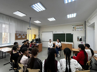 Үүнэр көлүөнэ тыйаатырын артыысара гимназия үөрэнээччилэригэр маастар-кылаас ыыттылар